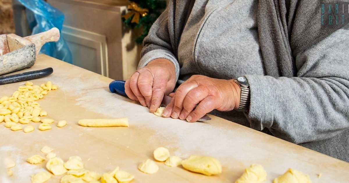 Solo con il coltello o usando il pollice: i metodi per fare le orecchiette in Puglia